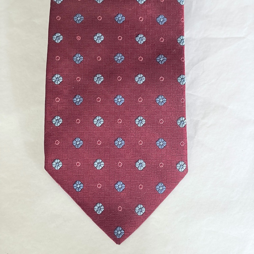 Brooks Brothers Burgundy Silk woven Tie with Blue Medallion Pattern